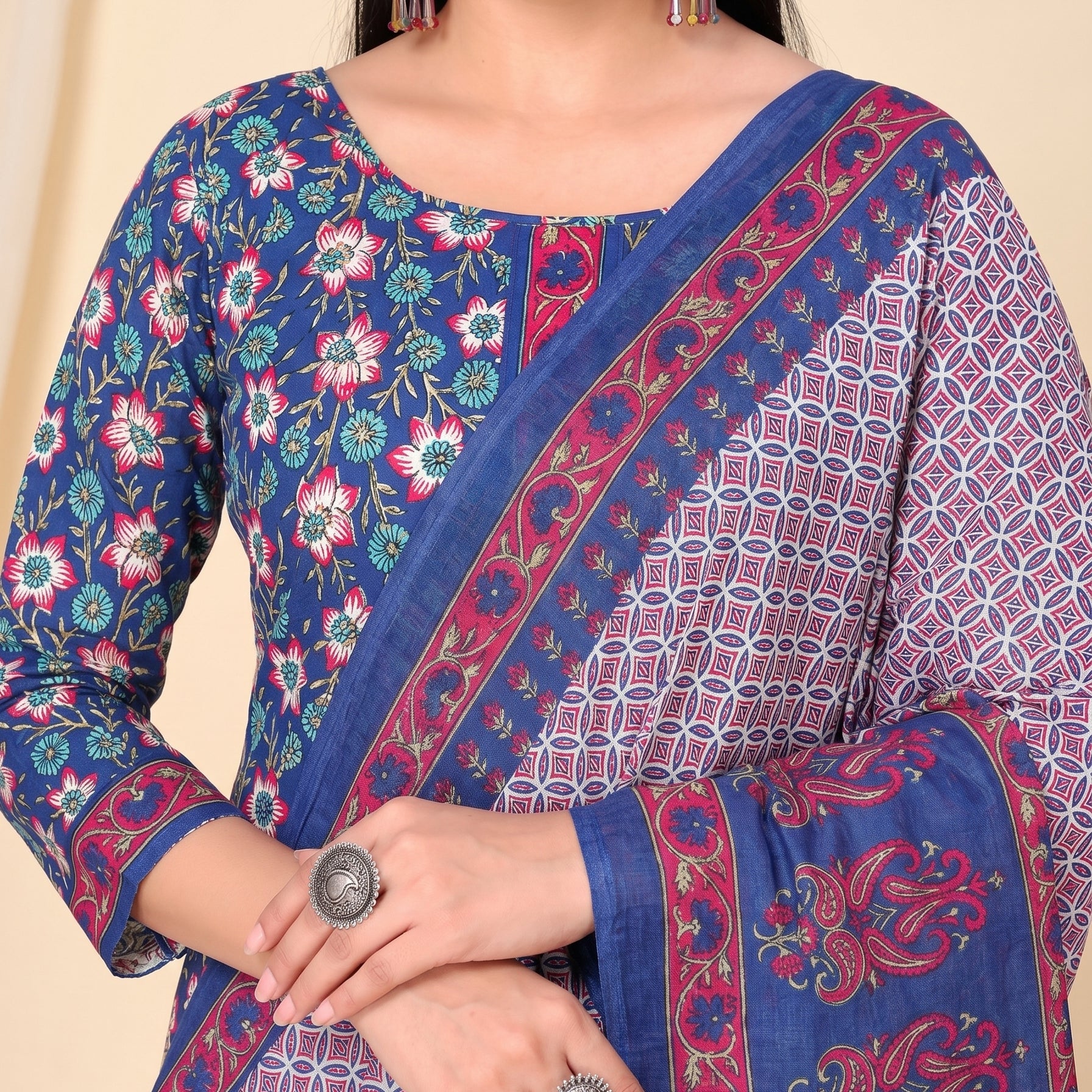 Pallu close-up [sku:K-10065-BLUE-AND-PINK]