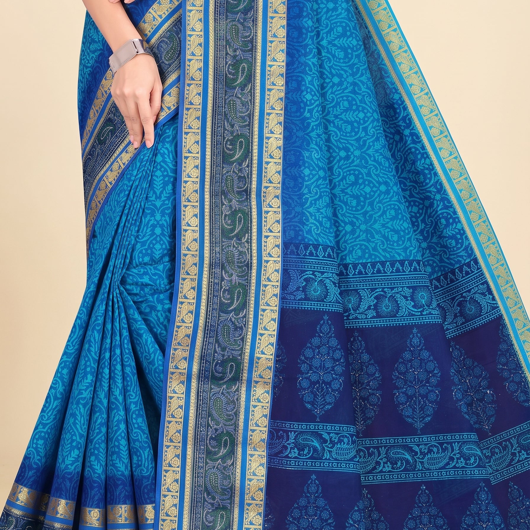 Shared pallu close-up