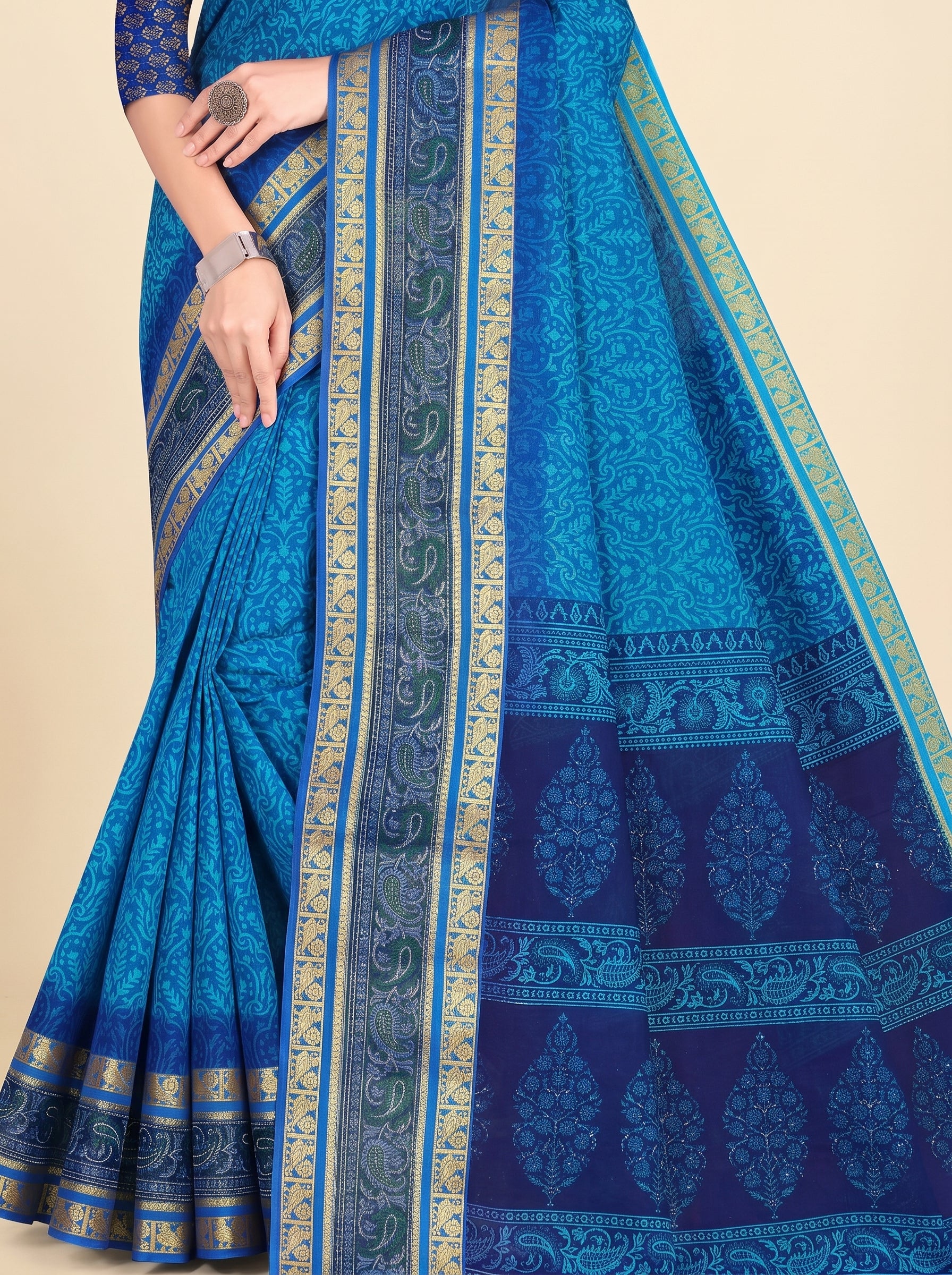 Shared pallu close-up